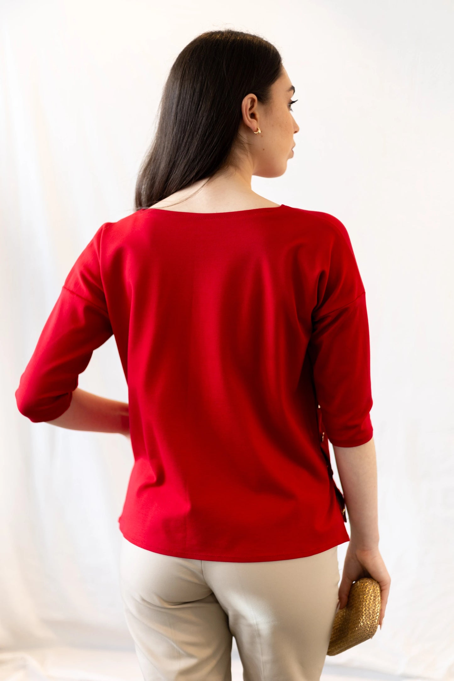 Vista detalle espalda de la Blusa Cándida de color rojo con botones dorados laterales