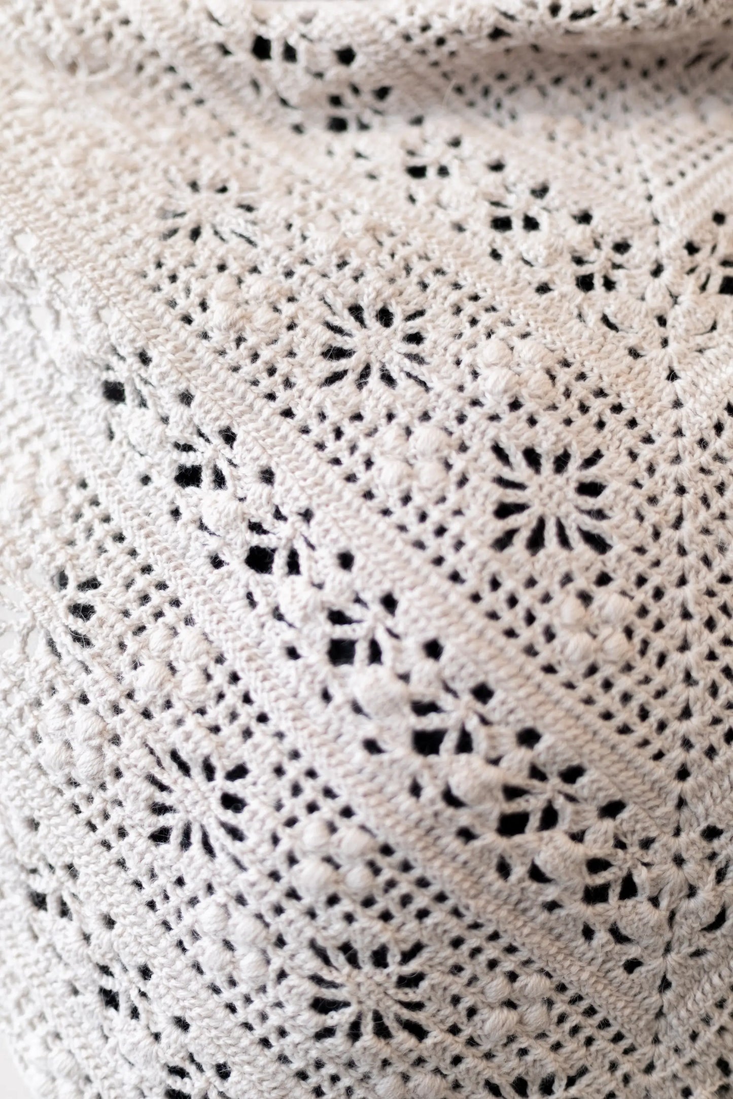 Vista detalle punto del Chal Beso tejido a crochet con lana
