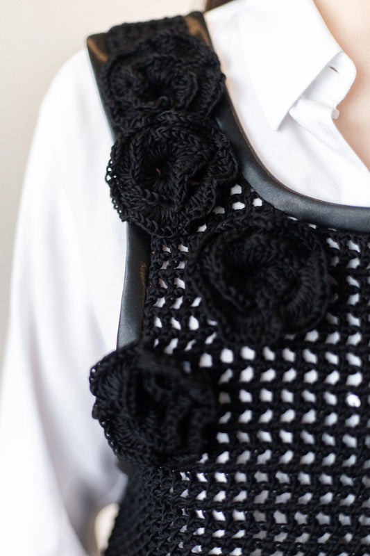 Vista detalle punto de las flores del Chaleco Regaliz en negro tejido a crochet con algodón mercerizado