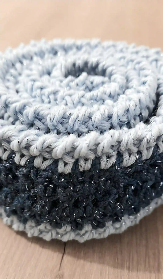 Detalle del cinturón del Kimono Constanza tejido a crochet con lana y algodón de EH NENA