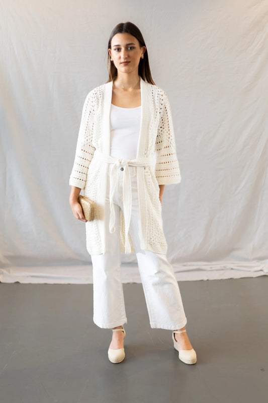 Vista completa del delantero del Kimono Constanza en versión algodón tejido a crochet de color blanco con cinturón