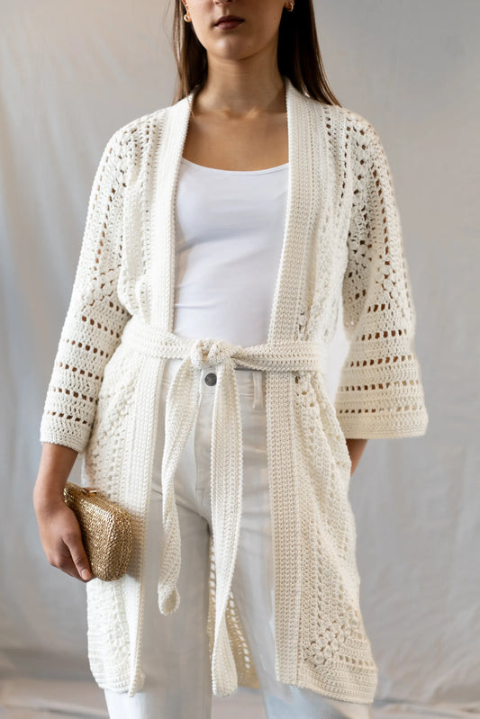Vista detalle delantero del Kimono Constanza en versión algodón tejido a crochet de color blanco con cinturón