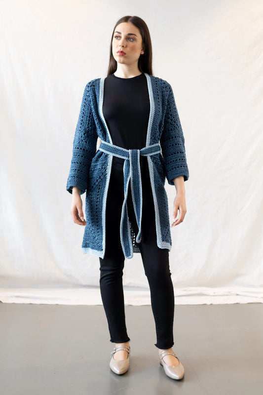 Vista completa delantero con cinturón del Kimono Constanza en versión lana y algodón tejido a crochet de color azul