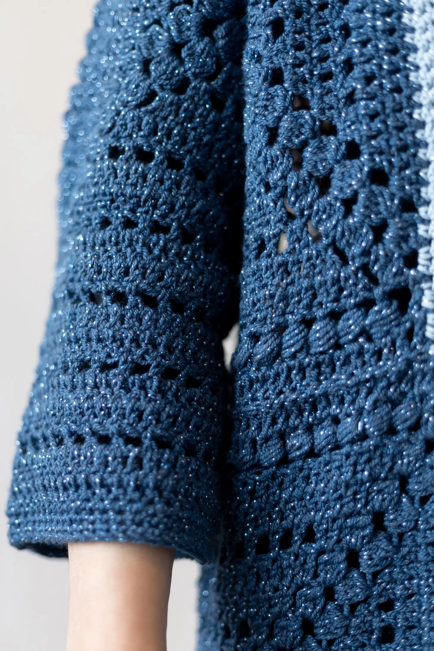Vista detalle de la manga del Kimono Constanza en versión lana y algodón tejido a crochet de color azul