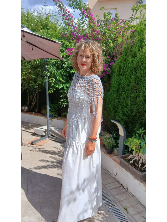 Capa Aurora de crochet tejida a mano puesta sobre un vestido, vista frontal - patrón EH NENA