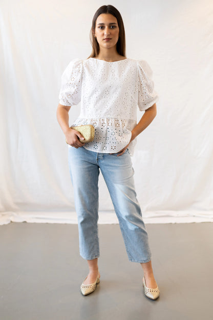 Vista cuerpo entero de la Blusa Azahar de color blanco con mangas tipo globo