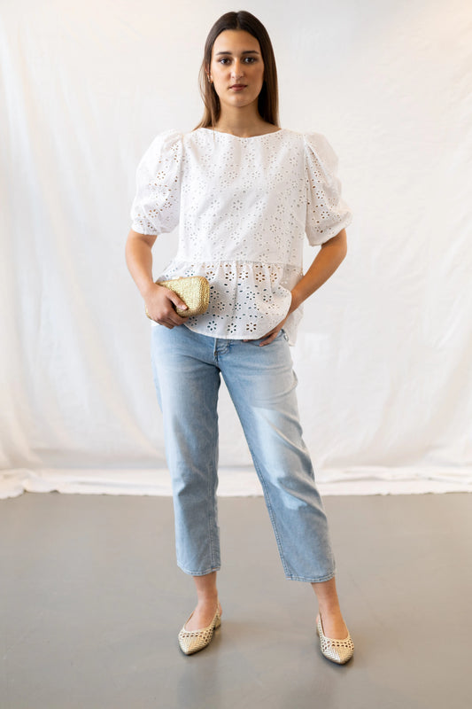Vista cuerpo entero de la Blusa Azahar de color blanco con mangas tipo globo
