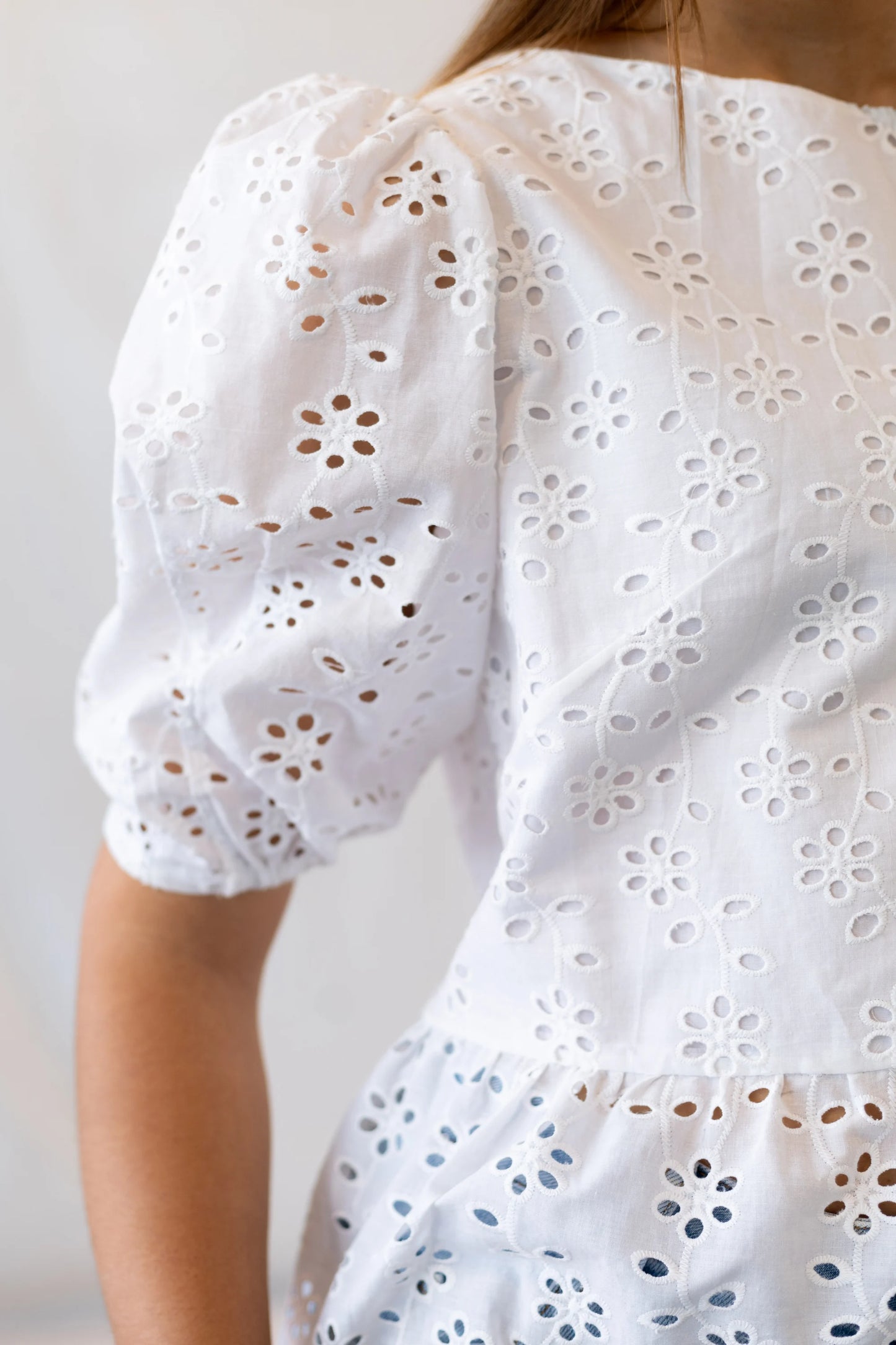 Vista detalle de manga y cuerpo delantero de la Blusa Azahar de color blanco con mangas tipo globo