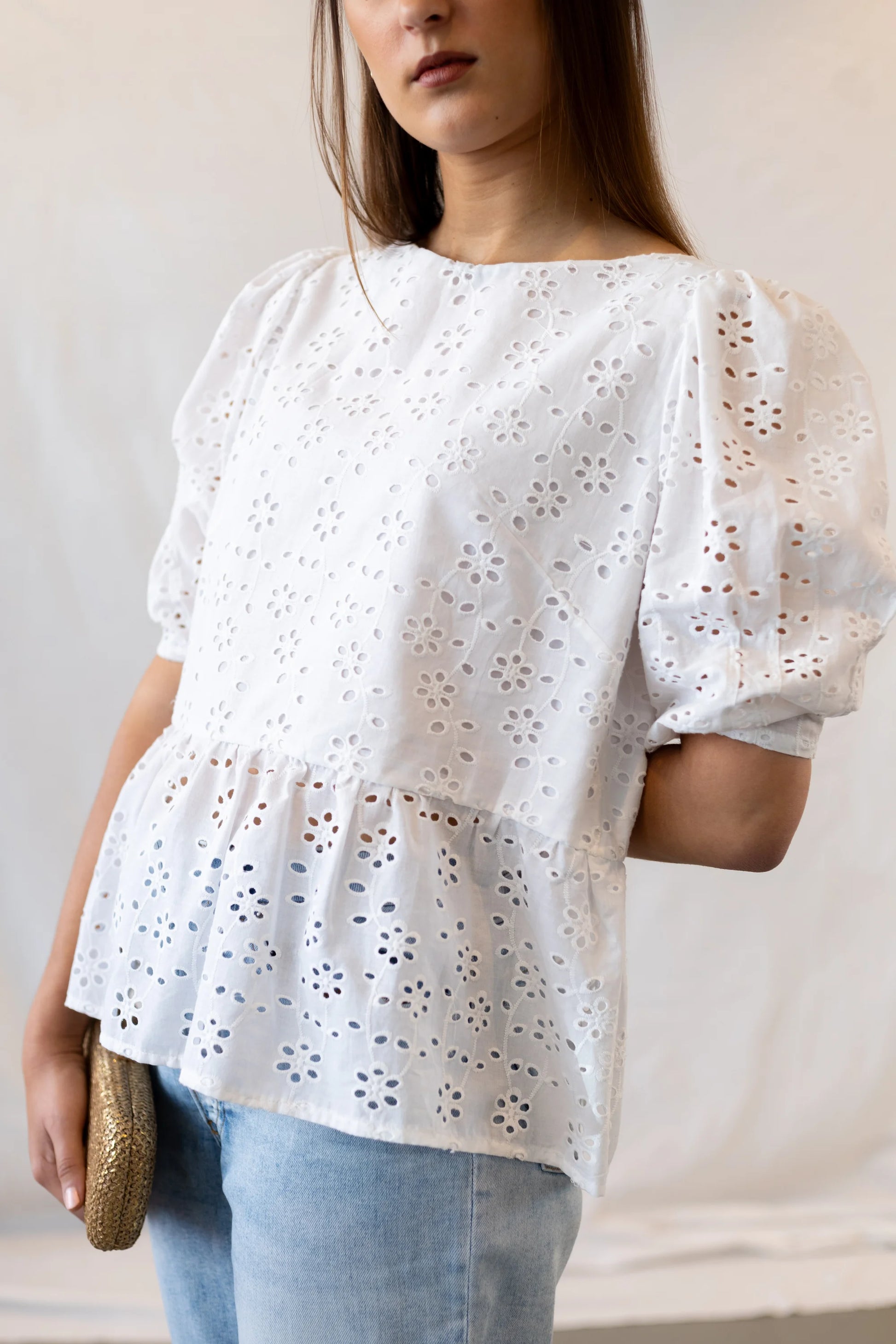 Vista delantero de la Blusa Azahar de color blanco con mangas tipo globo