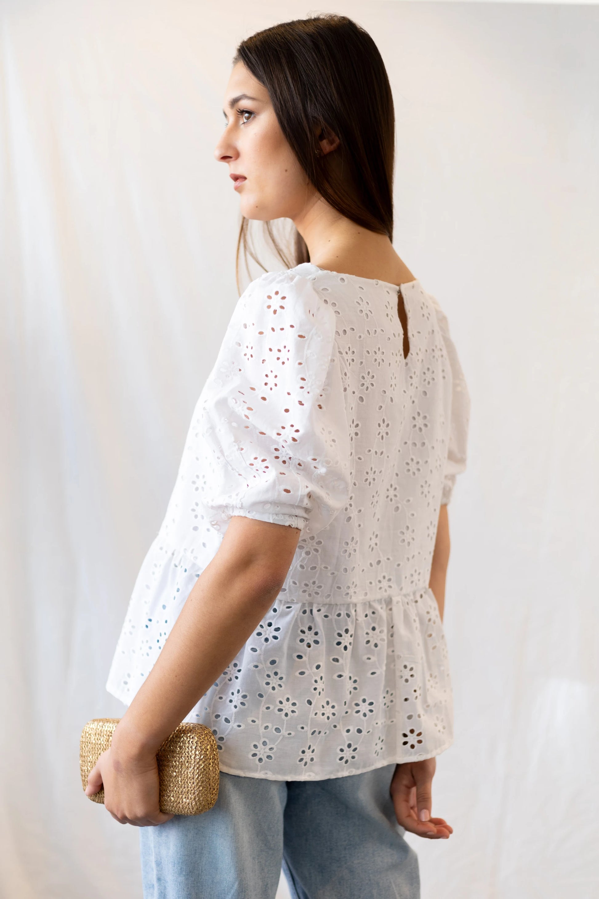 Vista lateral de la Blusa Azahar de color blanco con mangas tipo globo