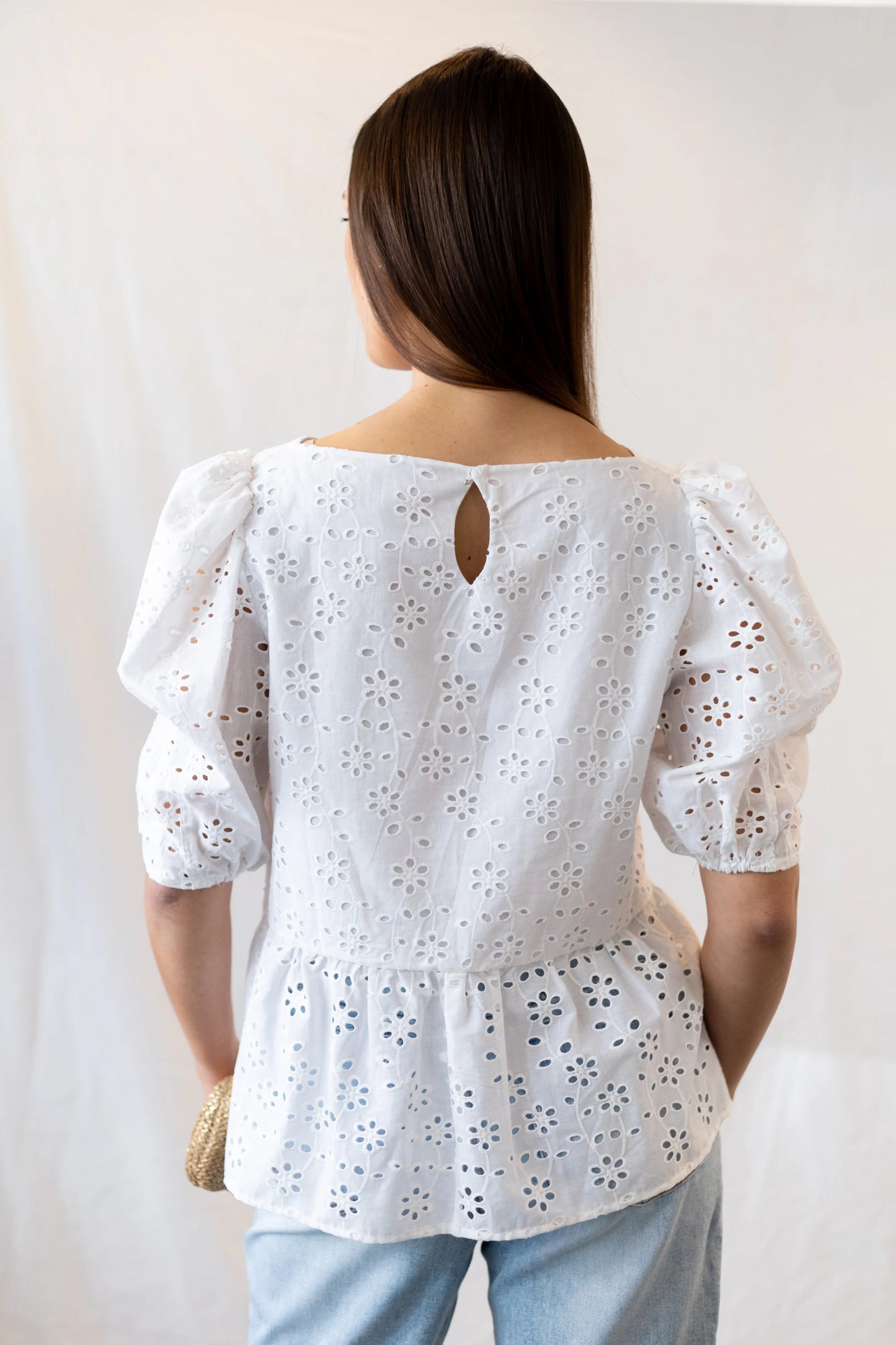 Vista de espalda de la Blusa Azahar de color blanco con mangas tipo globo