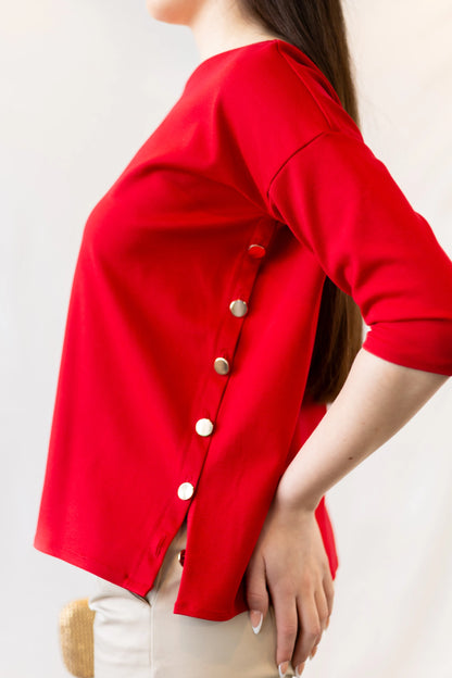 Vista detalle botones de la Blusa Cándida de color rojo con botones dorados laterales