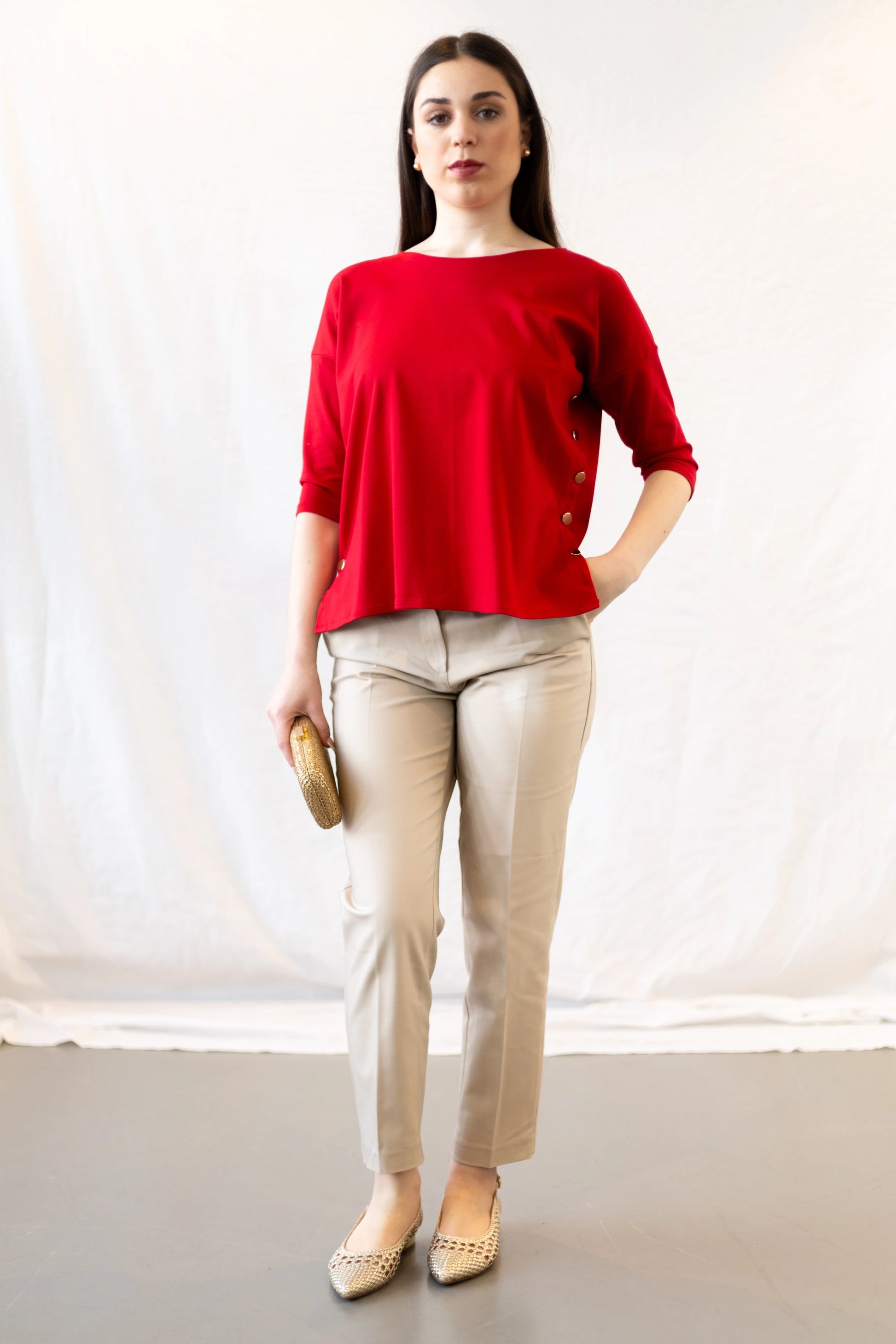 Vista completa delantero de la Blusa Cándida de color rojo con botones dorados laterales