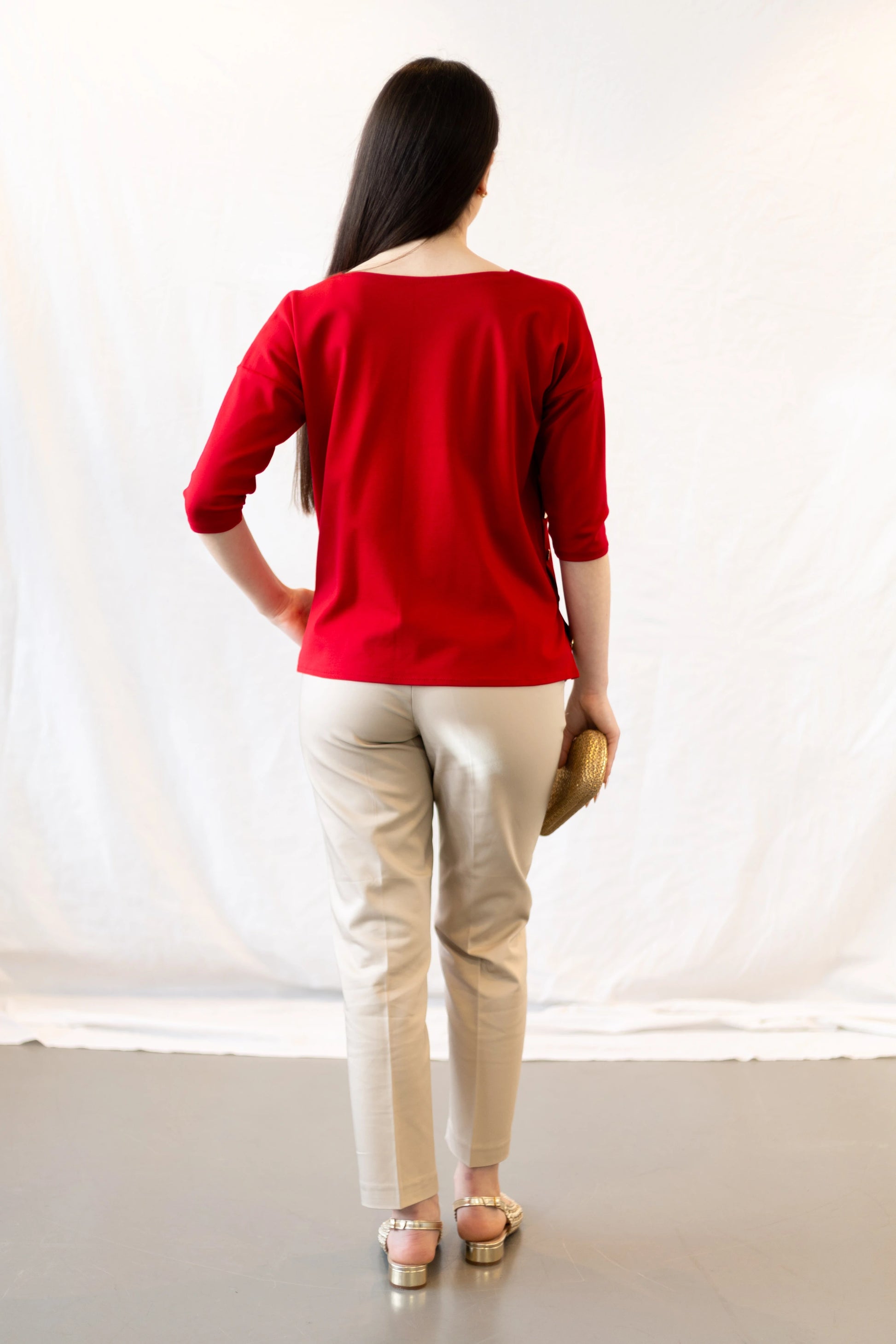 Vista completa espalda de la Blusa Cándida de color rojo con botones dorados laterales
