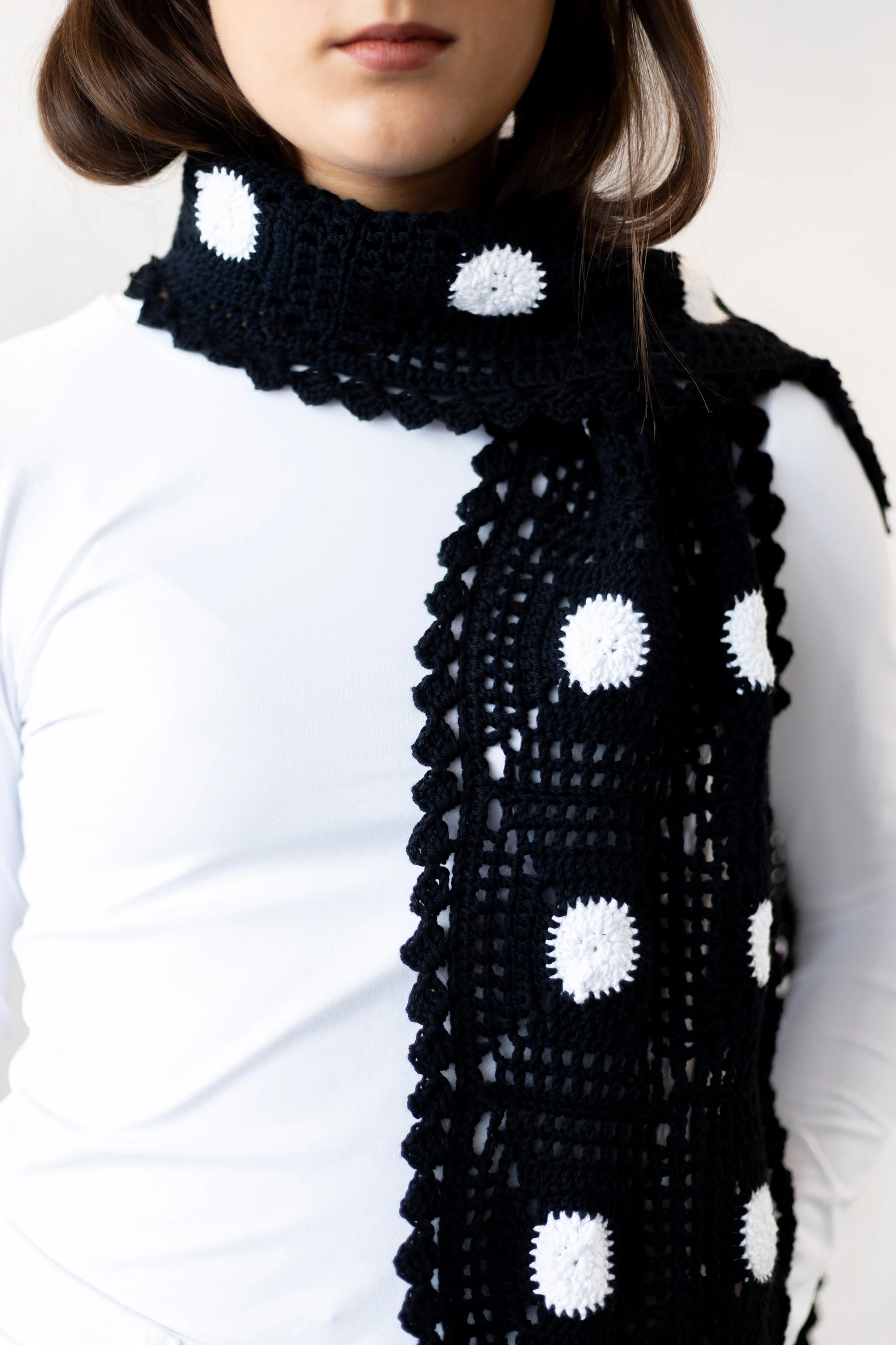 Vista detalle punto delantero de la Bufanda Oreo tejida a crochet con algodón