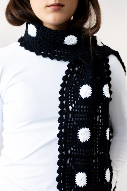 Vista detalle punto delantero de la Bufanda Oreo tejida a crochet con algodón