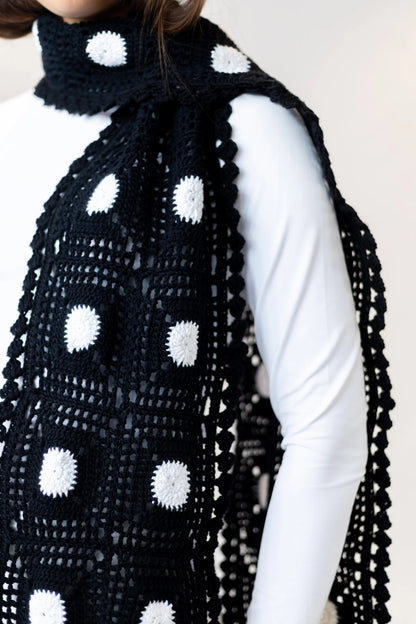 Vista detalle lateral de la Bufanda Oreo tejida a crochet con algodón