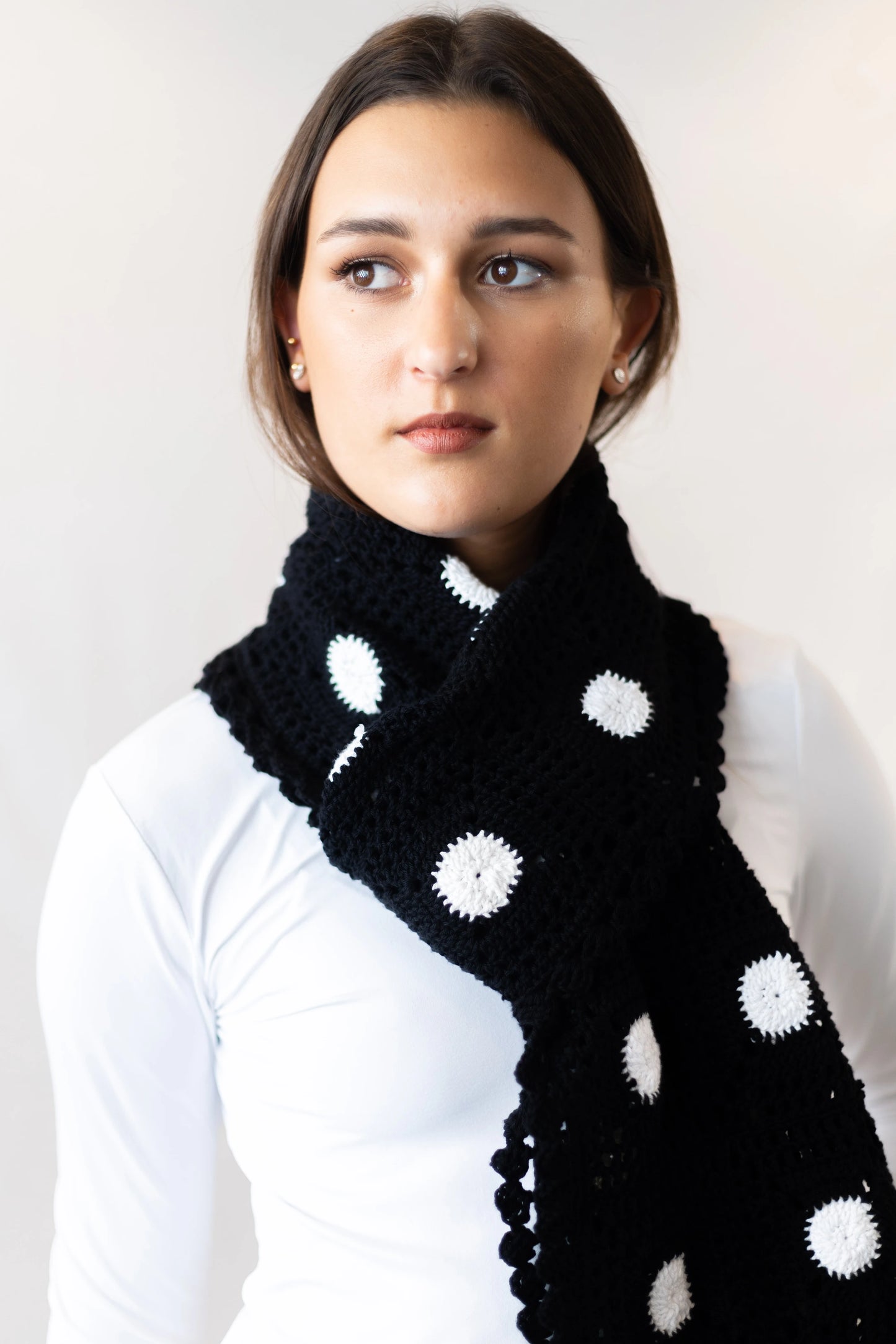 Vista detalle delantero de la Bufanda Oreo tejida a crochet con algodón