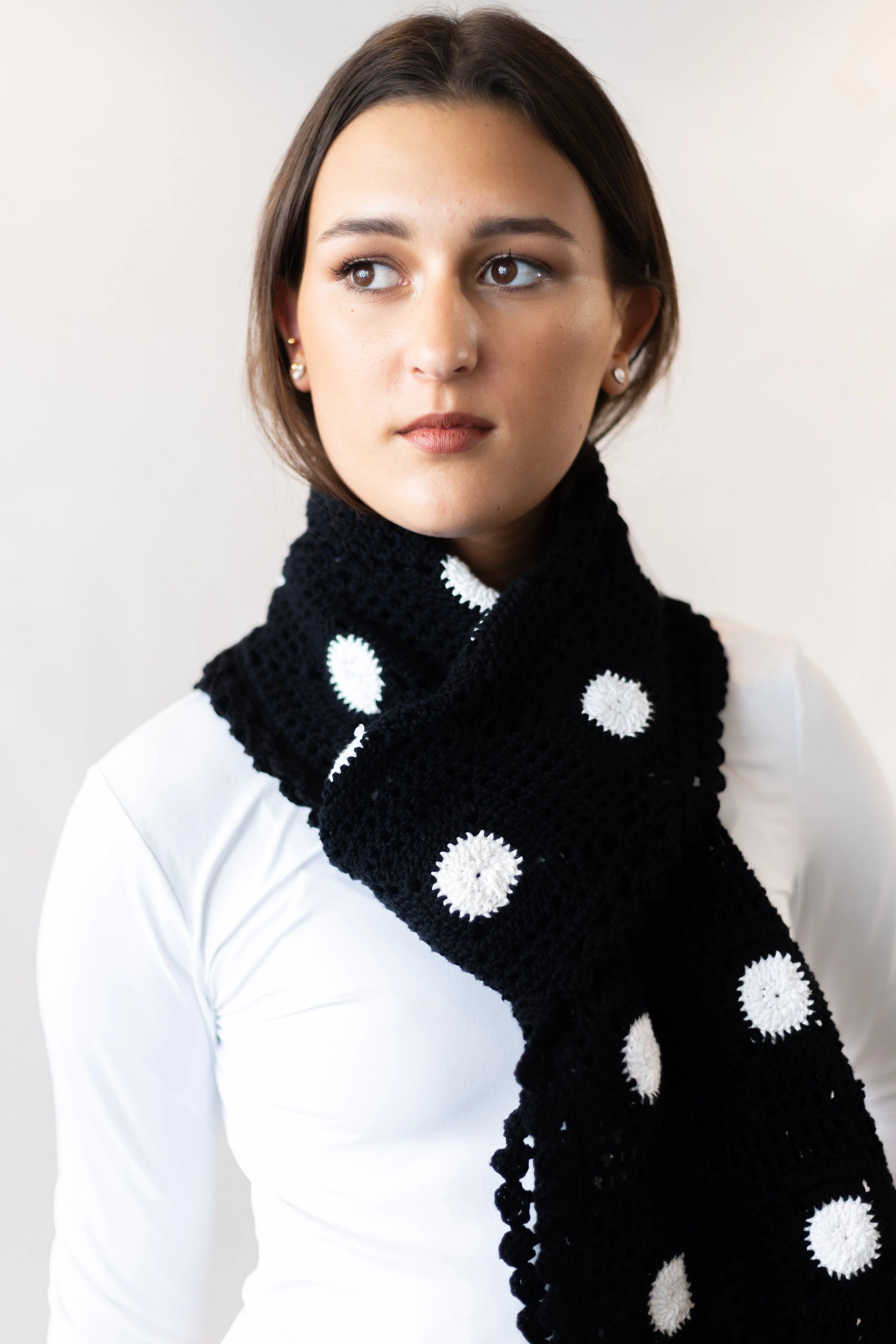Vista detalle delantero de la Bufanda Oreo tejida a crochet con algodón