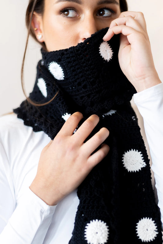 Vista detalle delantero de la Bufanda Oreo tejida a crochet con algodón