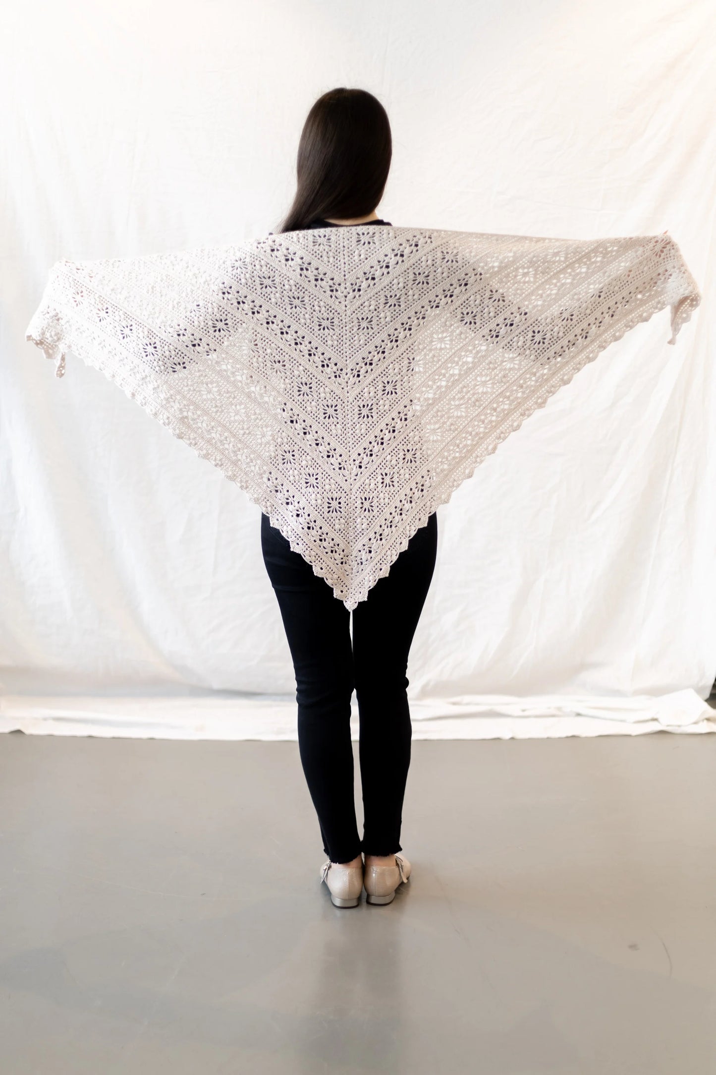 Vista de cuerpo entero del Chal Beso tejido a crochet con lana