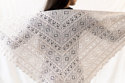 Vista del Chal Beso tejido a crochet con lana