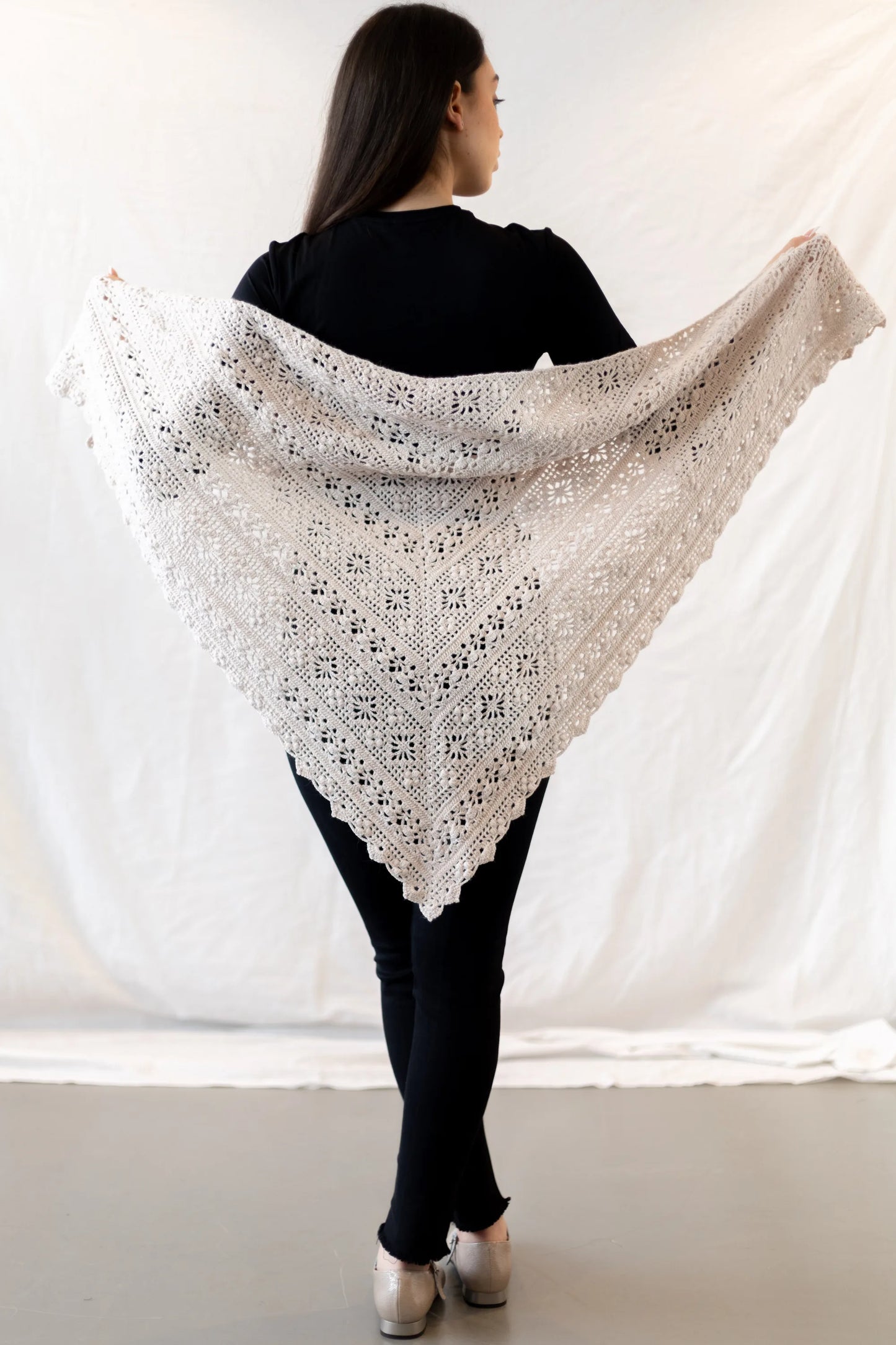 Vista detalle abierto del Chal Beso tejido a crochet con lana