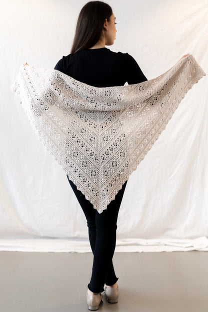 Vista detalle abierto del Chal Beso tejido a crochet con lana