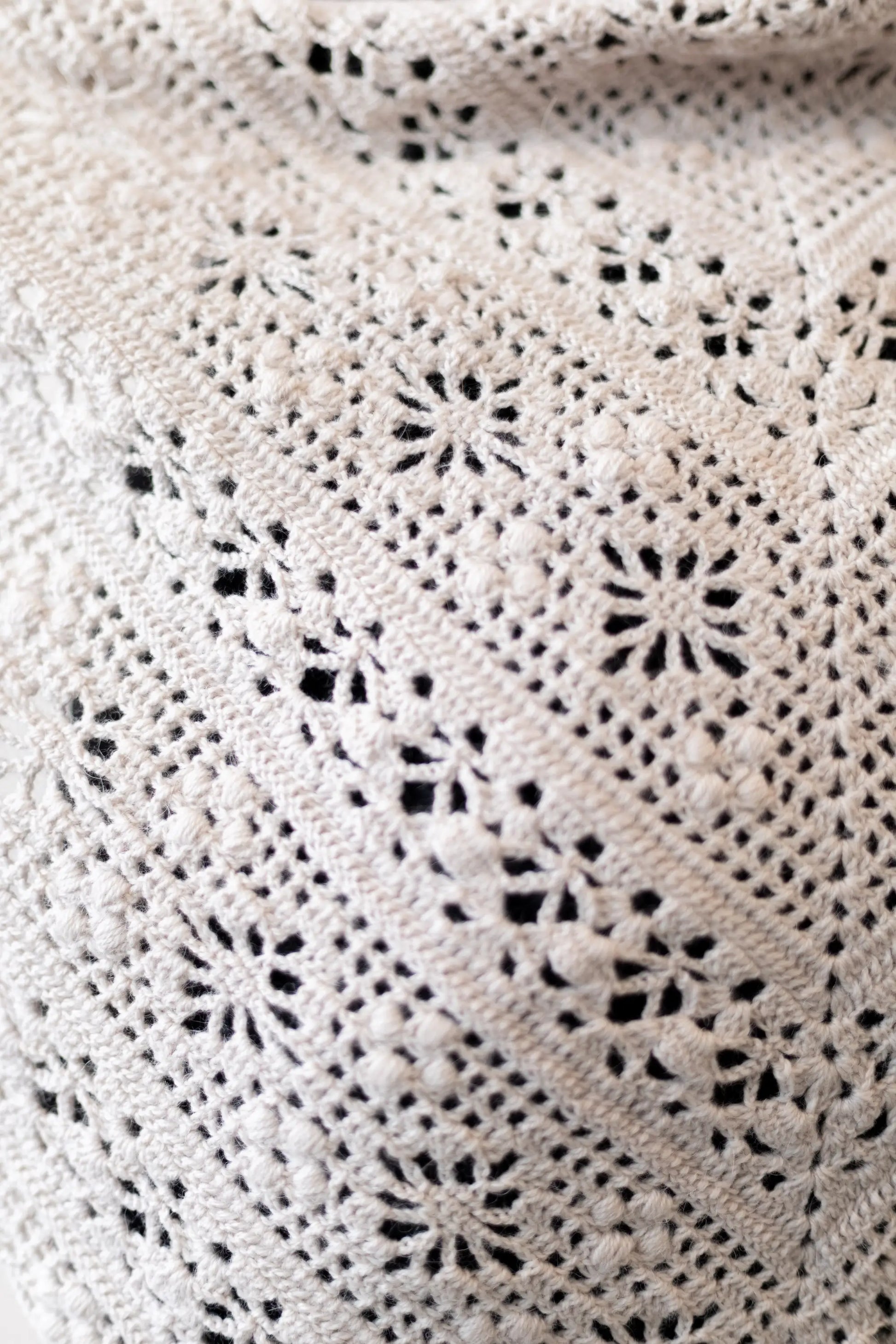 Vista detalle punto del Chal Beso tejido a crochet con lana