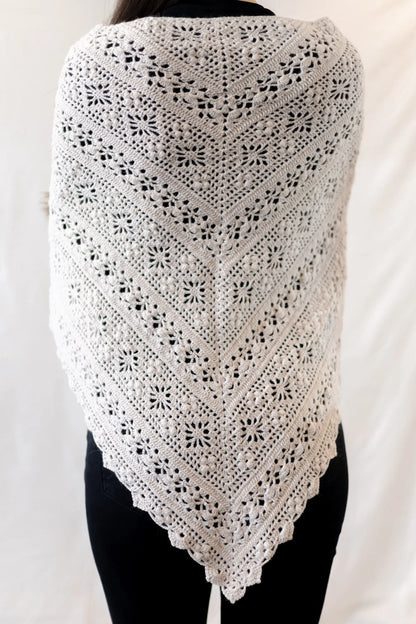 Vista detalle punto espalda del Chal Beso tejido a crochet con lana