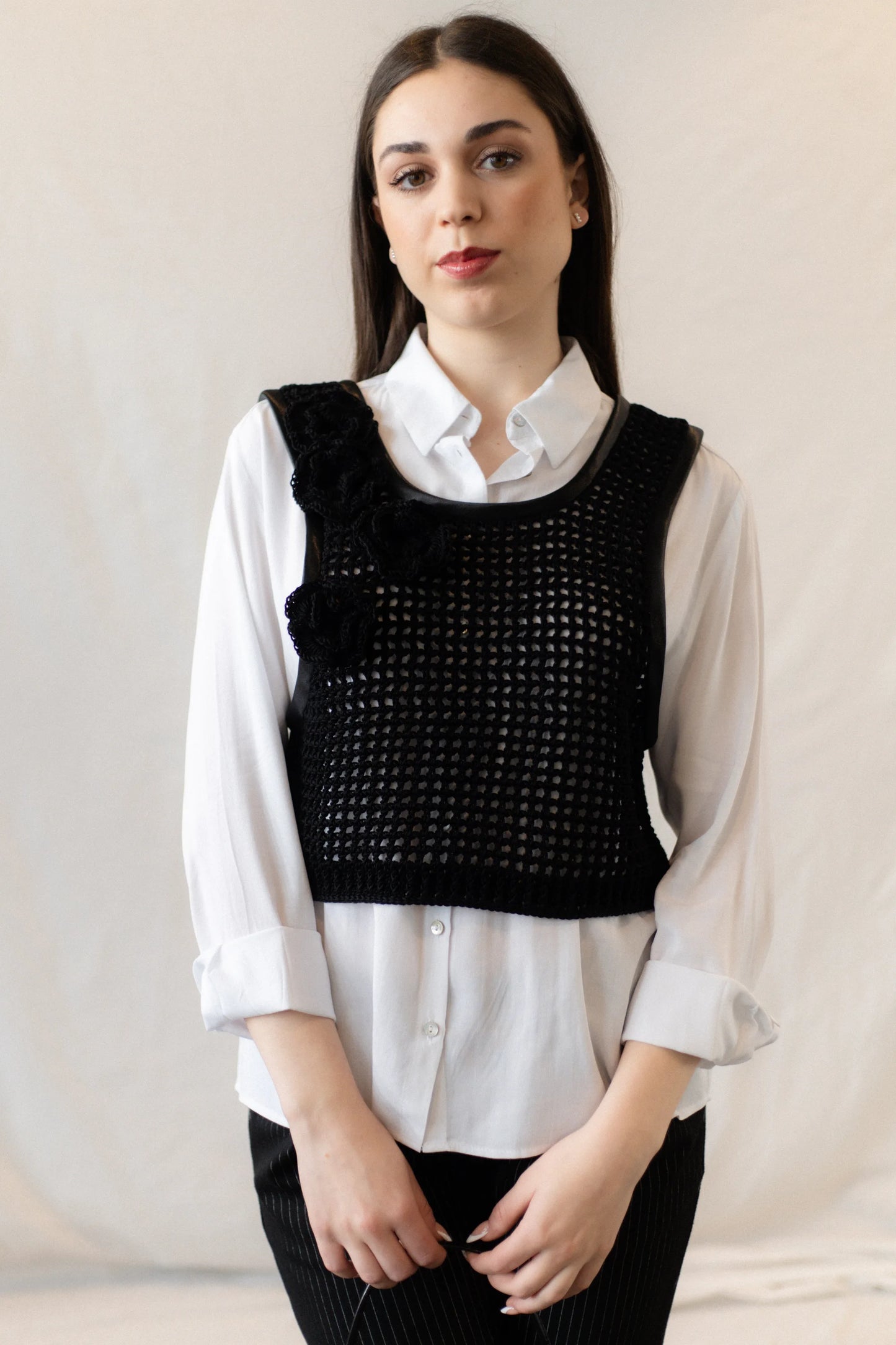 Vista detalle cuerpo delantero del Chaleco Regaliz en negro tejido a crochet con algodón mercerizado
