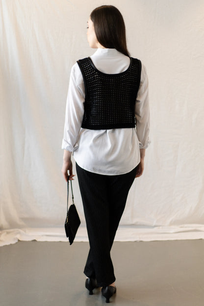 Vista espalda cuerpo entero del Chaleco Regaliz en negro tejido a crochet con algodón mercerizado