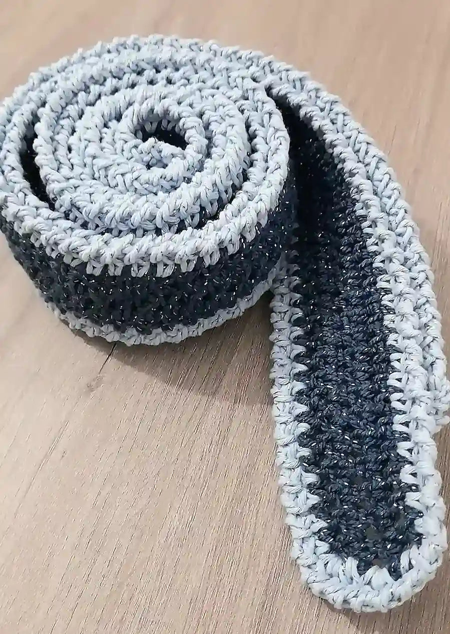 Detalle del cinturón del Kimono Constanza tejido a crochet con lana y algodón de EH NENA