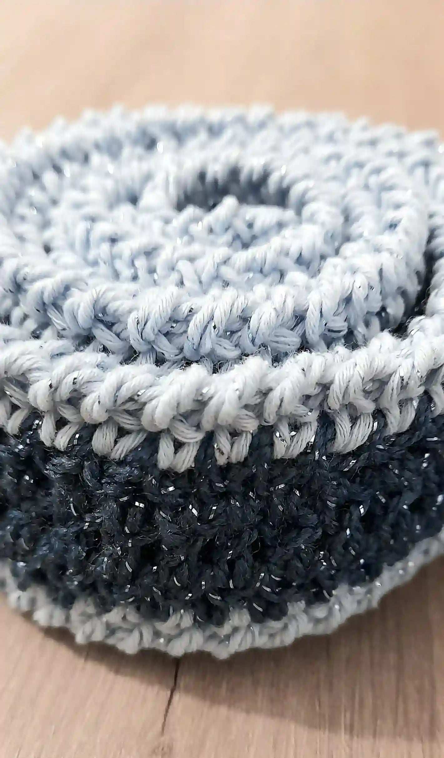 Detalle del cinturón del Kimono Constanza tejido a crochet con lana y algodón de EH NENA