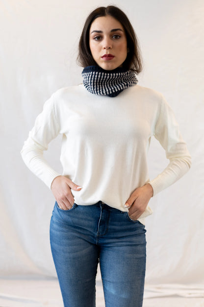 Vista detalle frontal completo del Cuello Droppy tejido a crochet en lana azul y beige