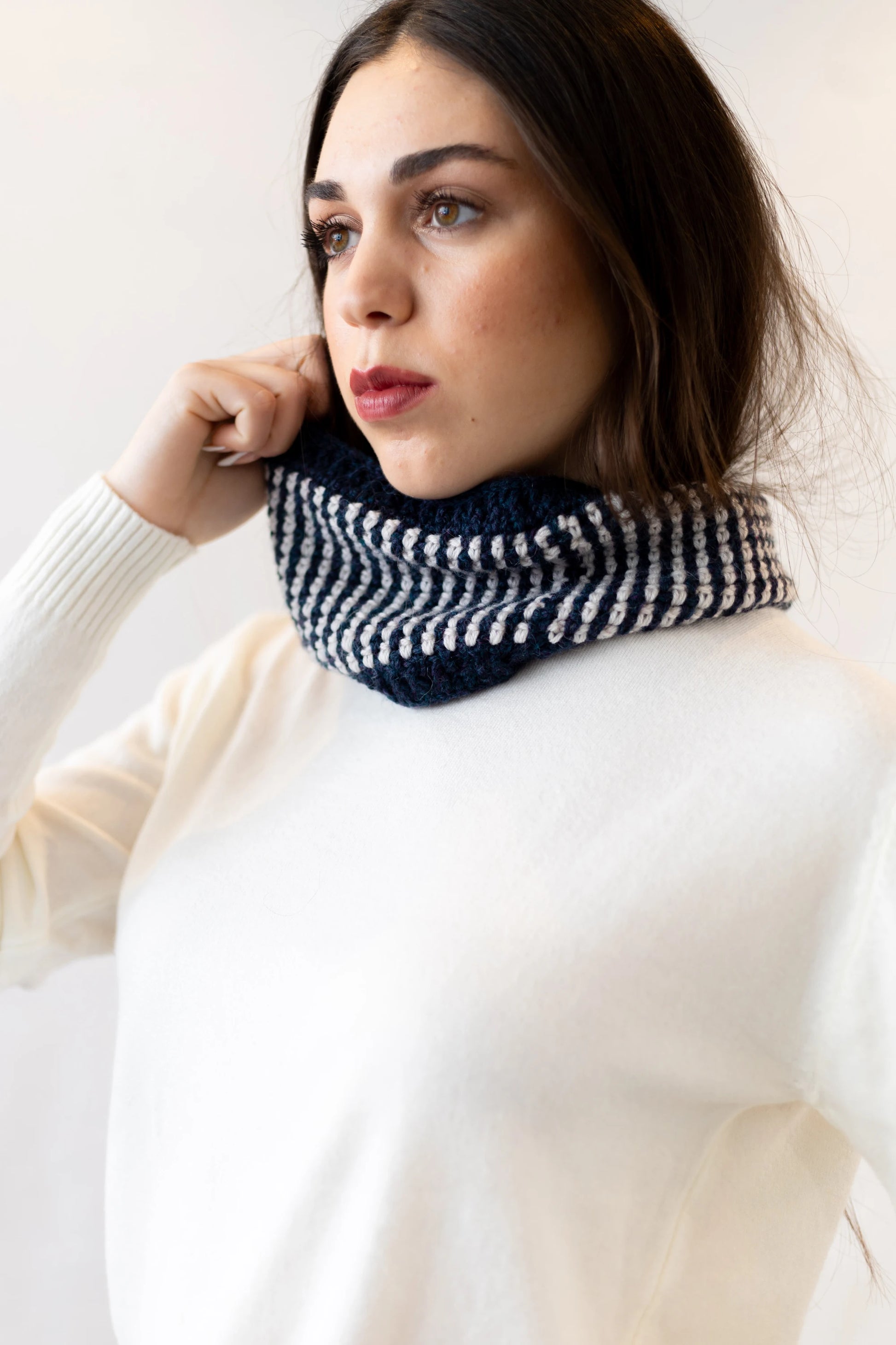Vista detalle frontal del Cuello Droppy tejido a crochet en lana azul y beige
