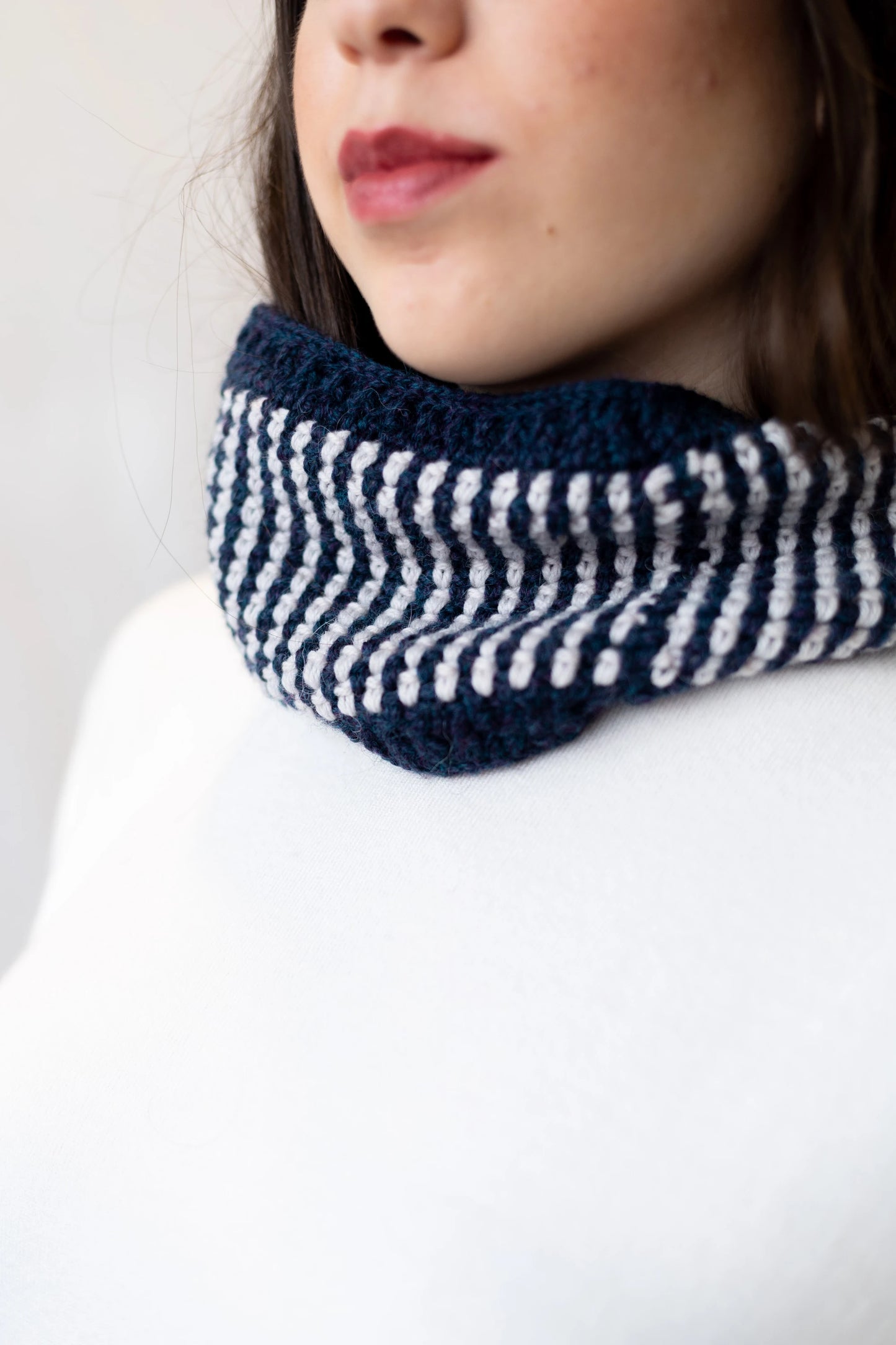 Vista detalle punto del Cuello Droppy tejido a crochet en lana azul y beige