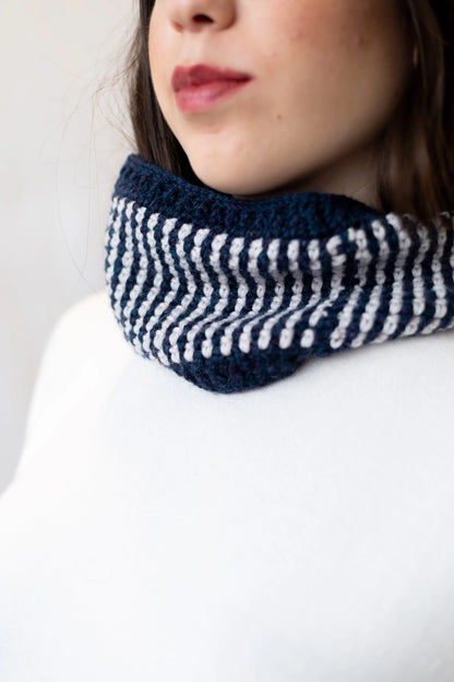 Vista detalle punto del Cuello Droppy tejido a crochet en lana azul y beige