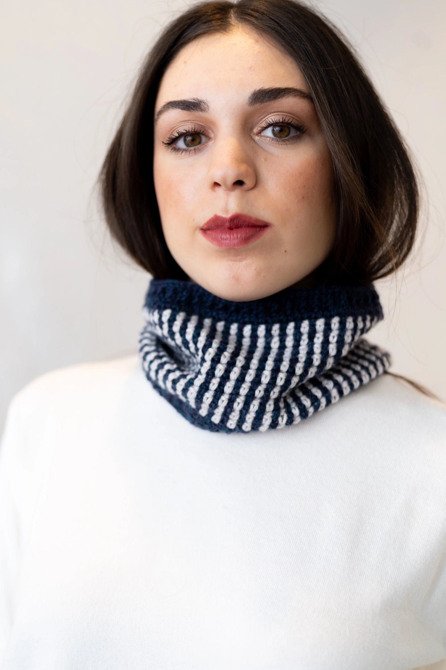 Vista detalle frontal del Cuello Droppy tejido a crochet en lana azul y beige