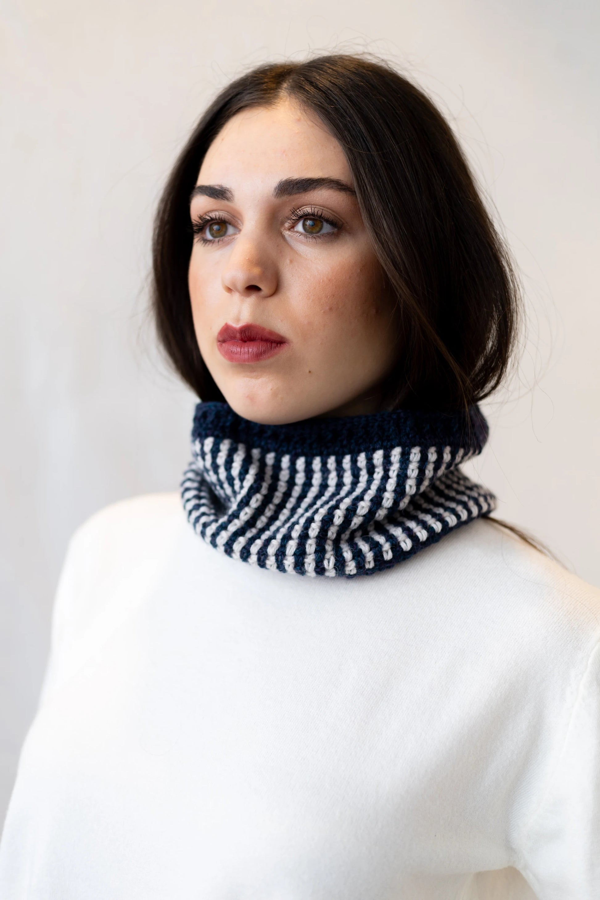Vista frontal del Cuello Droppy tejido a crochet en lana azul y beige