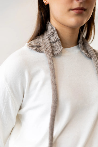 Vista delantero sin nudo del Cuello Vintage tejido a dos agujas y crochet con lana