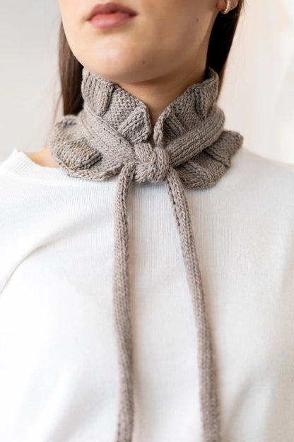 Vista detalle delantero con nudo del Cuello Vintage tejido a dos agujas y crochet con lana
