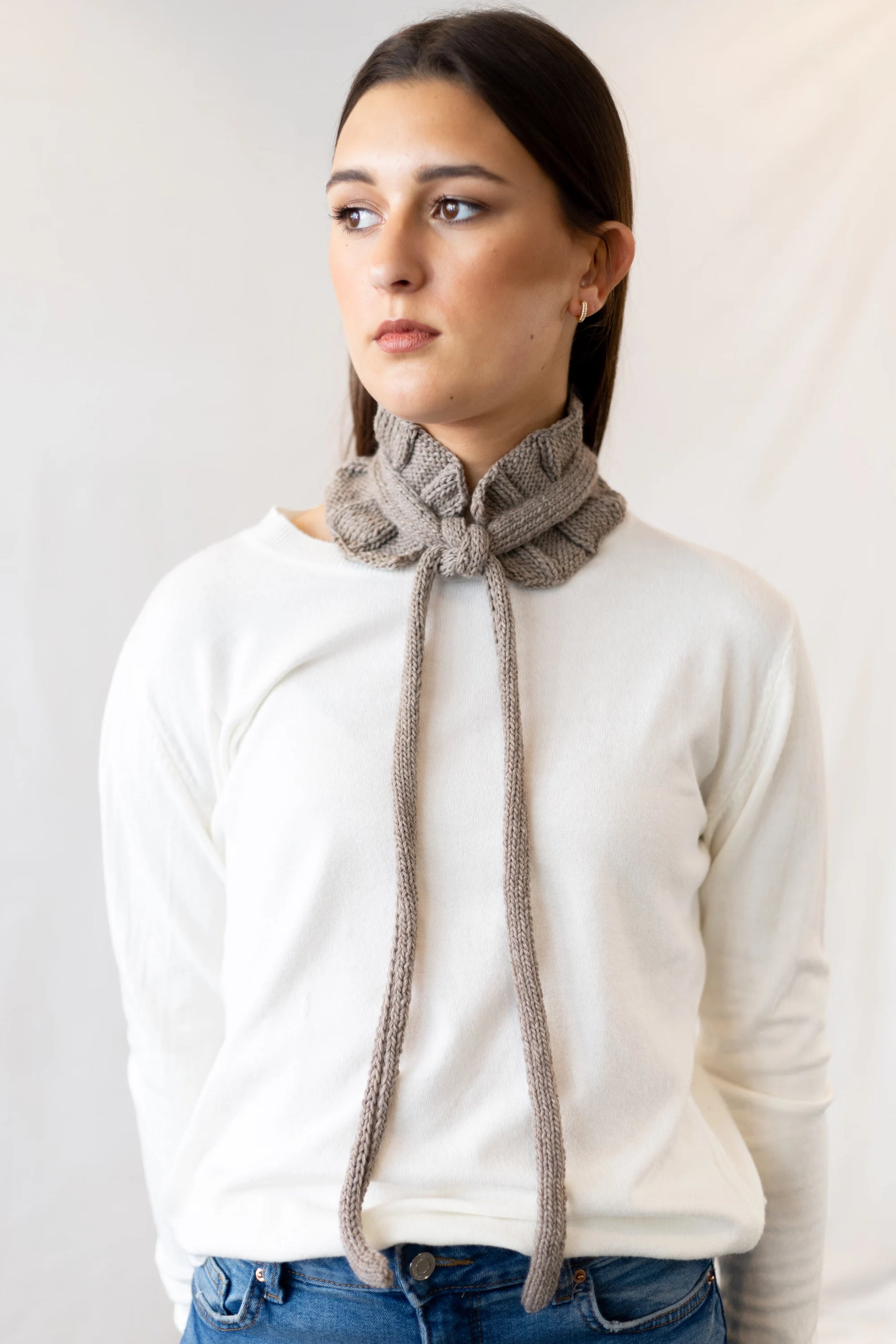Vista delantero con nudo del Cuello Vintage tejido a dos agujas y crochet con lana