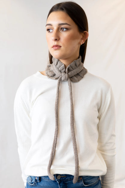 Vista delantero con nudo del Cuello Vintage tejido a dos agujas y crochet con lana