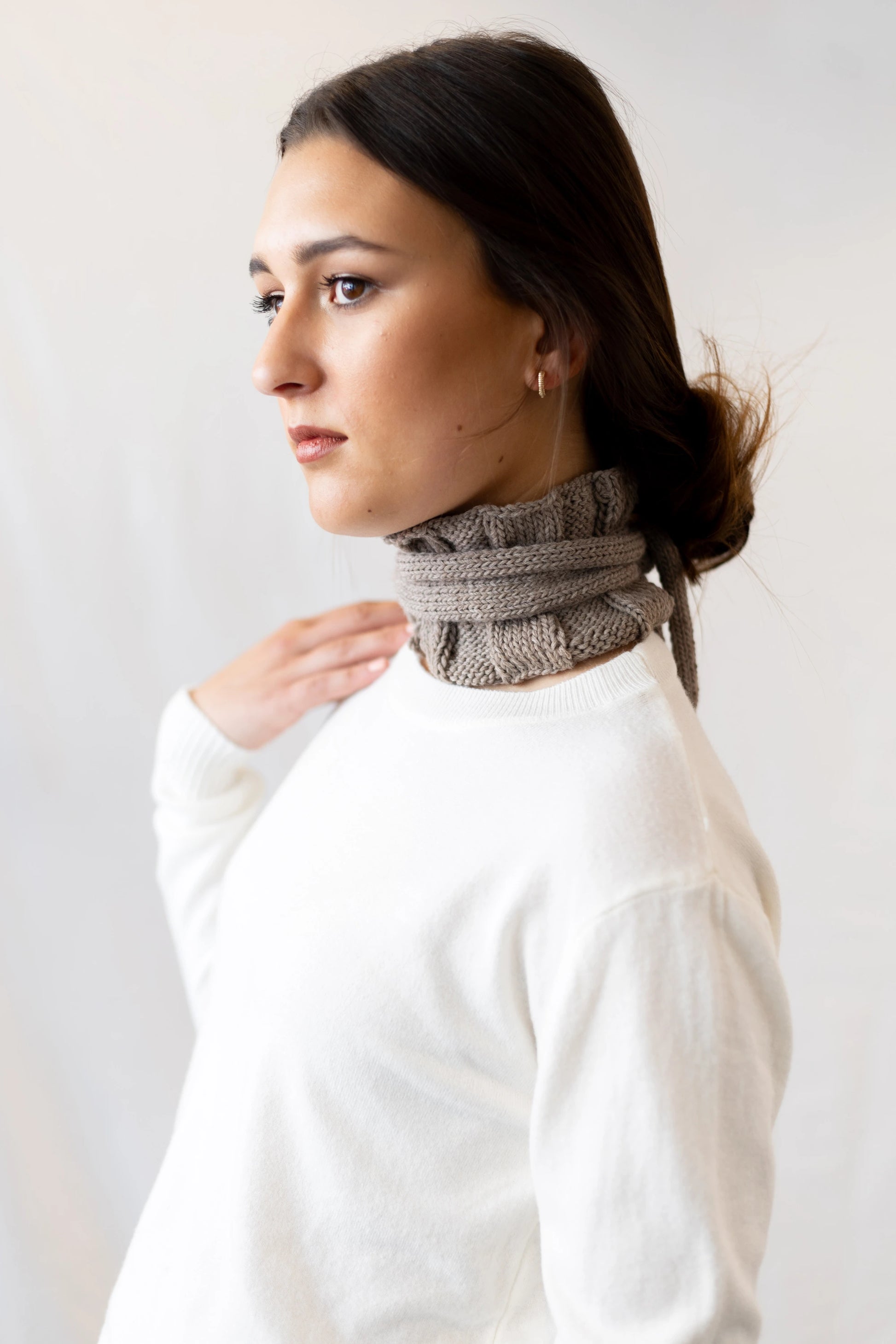 Vista lateral del Cuello Vintage tejido a dos agujas y crochet con lana