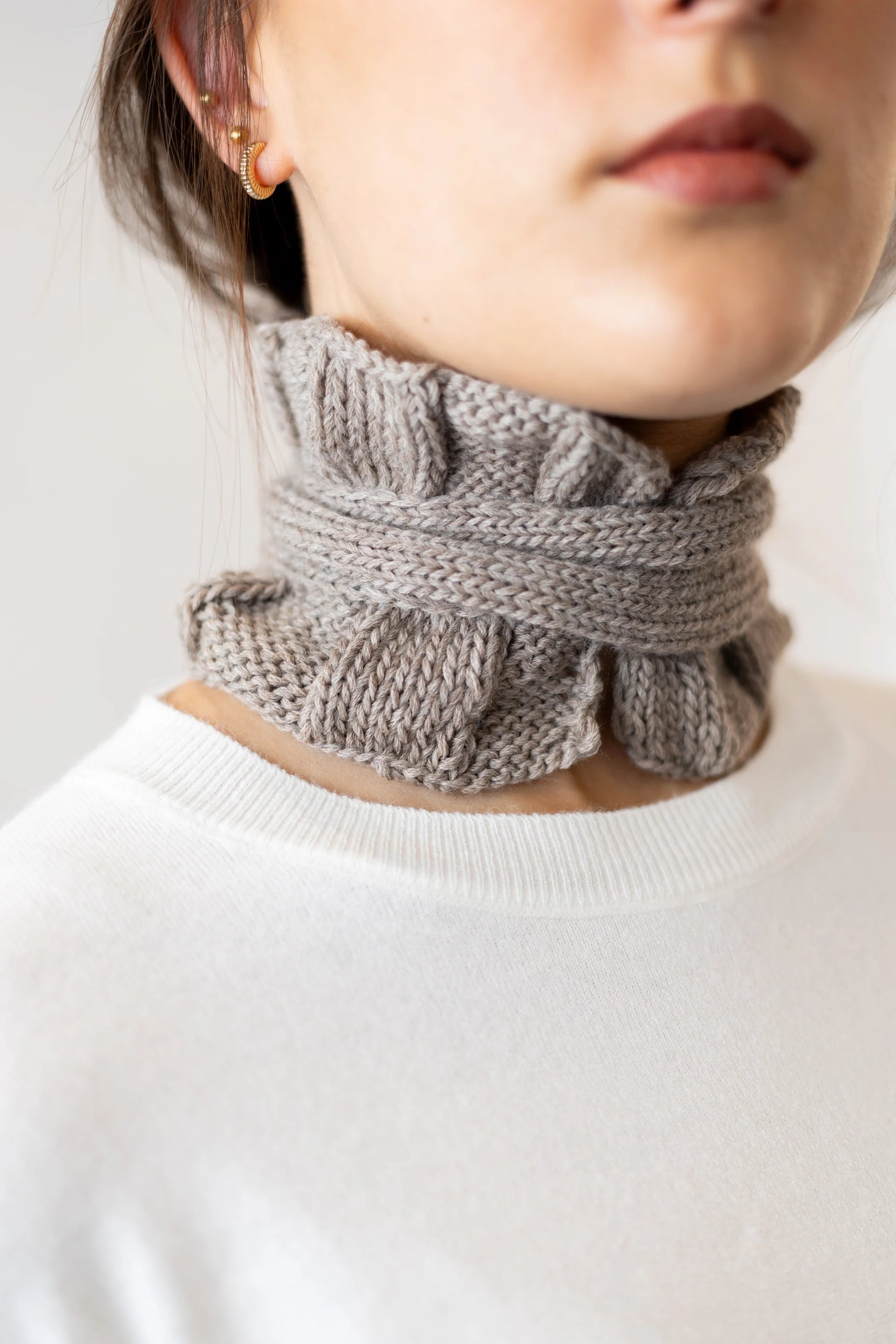 Vista detalle del Cuello Vintage tejido a dos agujas y crochet con lana