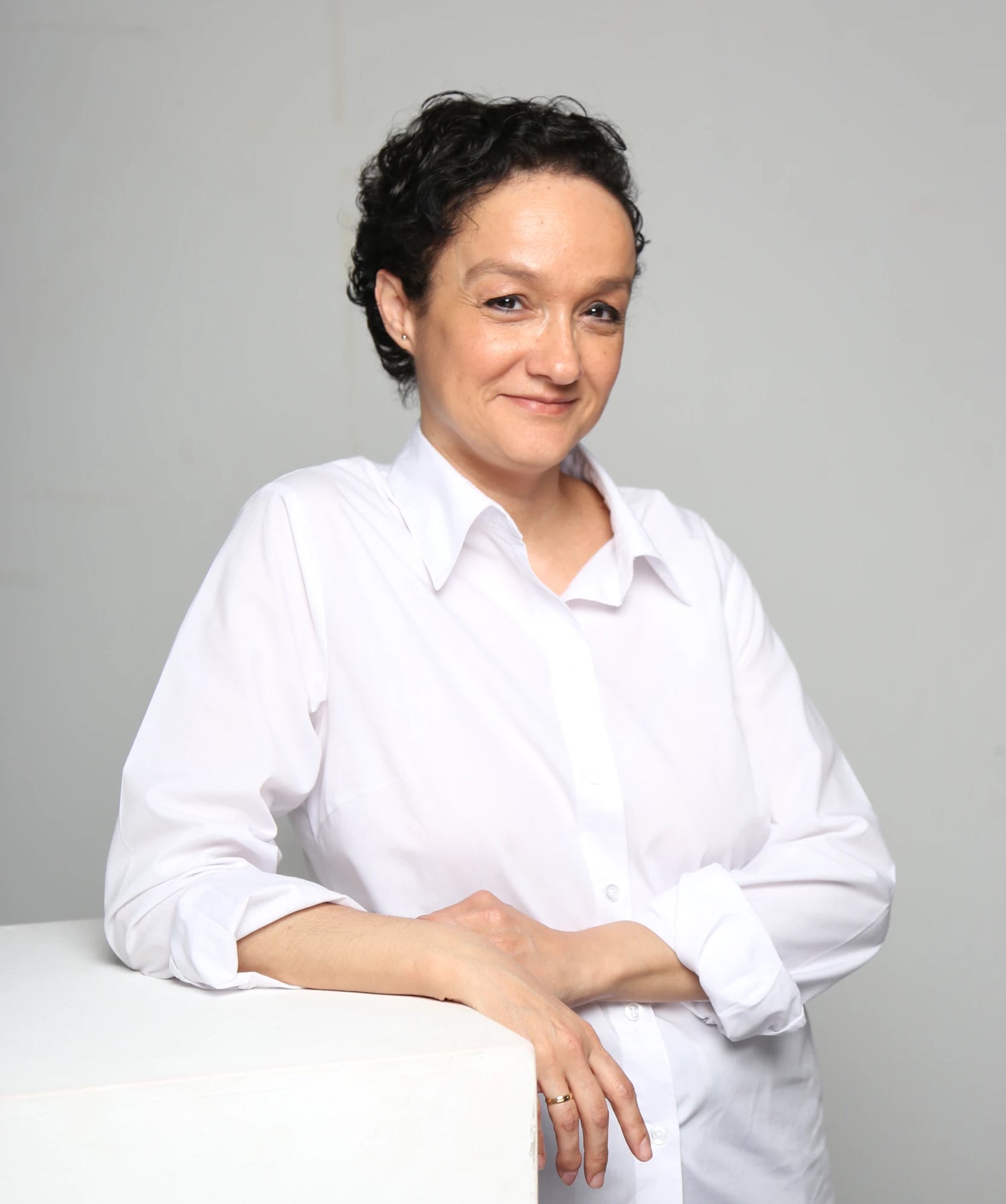 Vista frontal de elena diseñadora de moda artesanal y creadora de la marca EH NENA