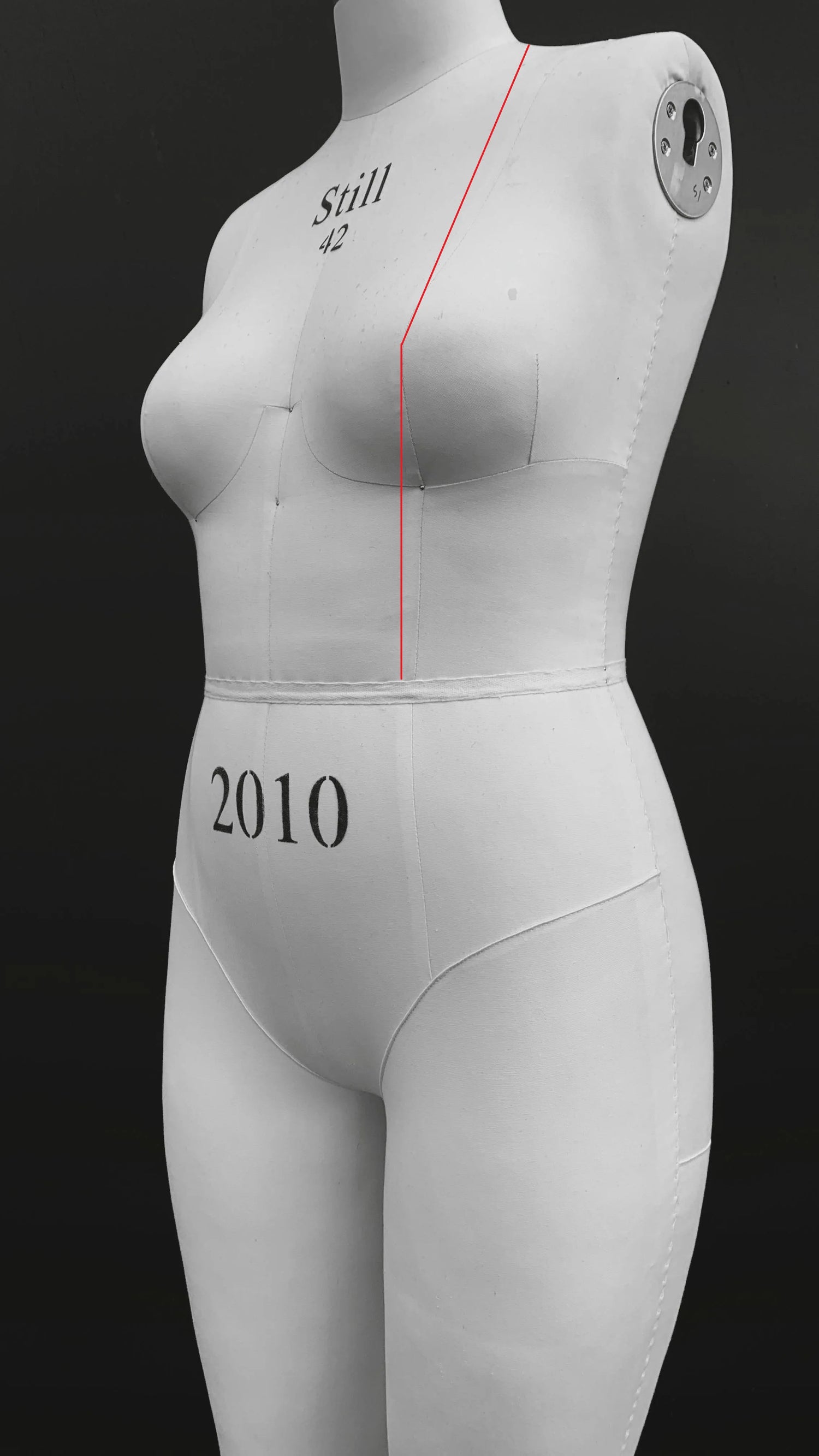 Maniquí indicando con una línea recta roja cómo medir el talle delantero desde la línea de hombro hasta la cintura.