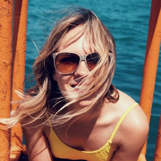 Imagen de cliente ideal mujer joven y moderna disfrutando del mar