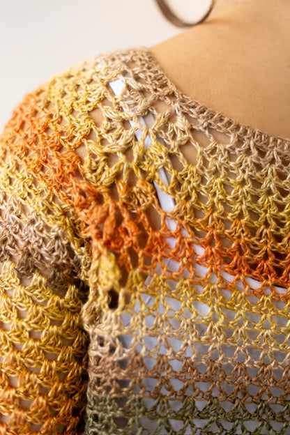 Vista detalle punto espalda del Jersey Belleza tejido a crochet en tonos naranjas y verdes